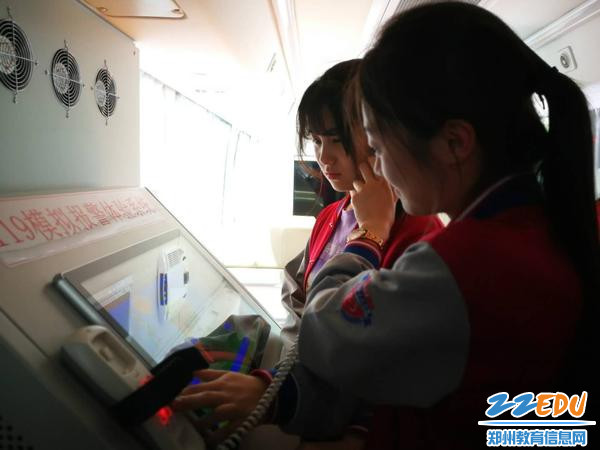 VR、3D、班班通 郑州18中安全教育课不一般