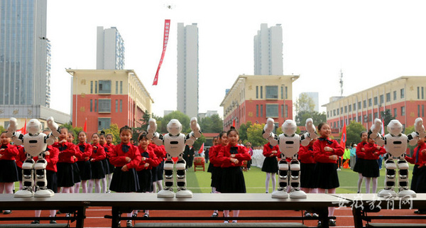 安徽亳州高新区373名中小学学子操场秋点兵 劲刮运动风