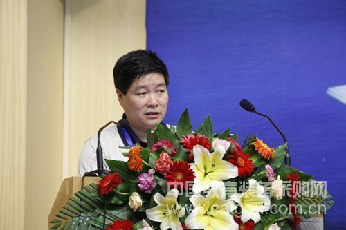 教育部高校分析测试中心研究会理事长冯建跃教授致开幕词