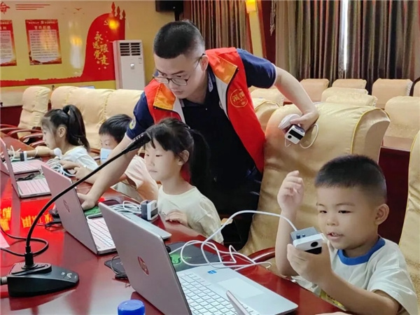 威盛創造栗AI科普課又點燃一城，小栗方成福建龍巖小朋友“新寵”