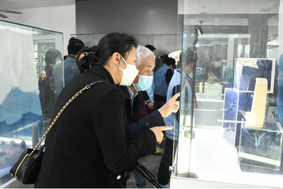 《洪荒印记 古生物化石科普展》在北京市赵登禹学校正式启幕