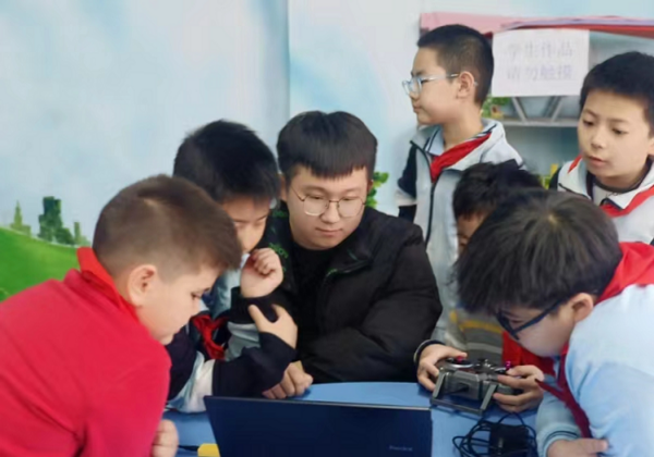 北京朝陽外語小學率先試點無人機教育 培養未來科技人才