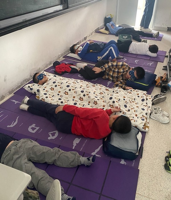 深圳学校为孩子午休“平躺睡”出新招，温暖又舒适
