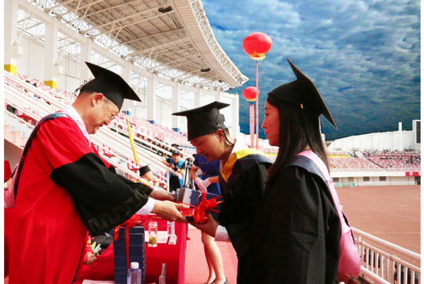 梦想正启航 青春不散场 ——陇东学院隆重举行2022届学生毕业典礼暨学位授予仪式