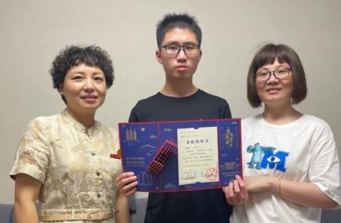 001號精準送達！嘉興南湖學院校長賈文勝為新生送出錄取通知書