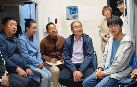 甘肅民族師范學院副校長茍如虎深入學生宿舍、食堂與學生面對面交流
