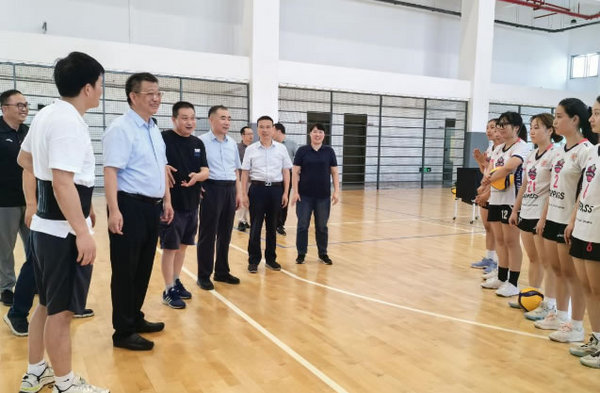 江西科技師范大學黨委書記裴鴻衛看望慰問在崗人員