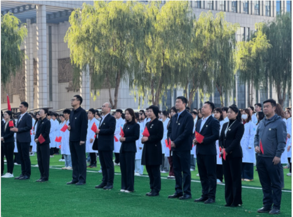 1728360449267657.jpg 黑龍江中醫藥大學舉行慶祝中華人民共和國成立75周年主題升旗儀式