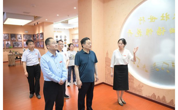 中国传媒大学教授、博士生导师姚双喜到豫章师范学院讲学交流