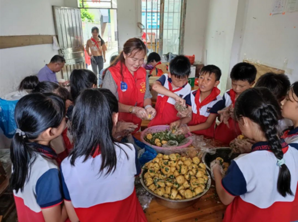 愛心助學，情暖“六一”丨博士有成對岑溪市大公小學捐資助學