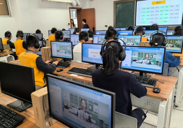 润尼尔携中小学VR+AI五大教育新产品亮相第85届教育装备展