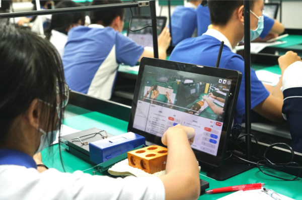 深圳學校亮相全國新型教學模式論壇，展示基于AI的課堂教學創新