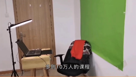 1個老師2臺電腦10萬學子，作業幫直播課湖北籍老師拼全力助中考
