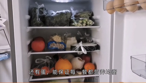 1個老師2臺電腦10萬學子，作業幫直播課湖北籍老師拼全力助中考