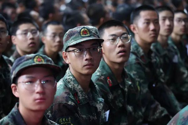 清華大學2023級本科新生迎來第一堂體育課