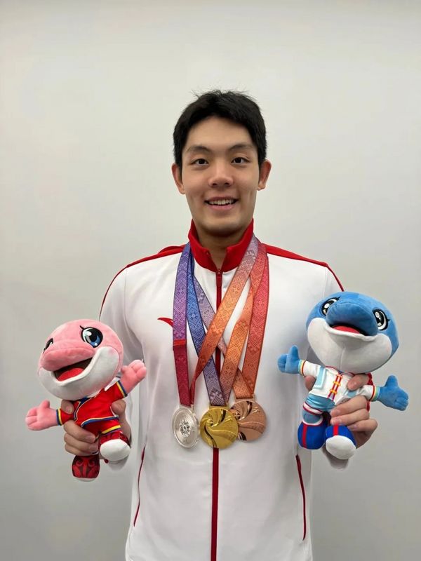 東南大學運動員李樺均勇奪學青會男子乙組1500米自由泳冠軍