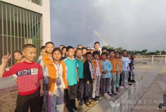 西安電子科技大學學生孔祥?。翰煌Ы坛跣?/></p><p>　　西安電子科技大學人文學院2020級碩士研究生孔祥?。ê笈牛┖蛯W生們</p><p>　　同時孔祥琛積極創新教學方式，探究式、研討式教學培養學生發現問題并自主合作交流解決問題的能力；主動拓展學科教學外延，不斷豐富課堂教學內涵，發揮自己音樂特長，提升學生眼界，促進學生全面發展；讓學生對更廣闊的世界保持憧憬并為之努力，在他和學生的共同努力下，學生成績及綜合素質受到了學校和家長的一致好評。</p><p>　　<strong>藝術育人 點亮科創夢</strong></p><p>　　孔祥琛認為，加強美育、美感和藝術素養的培養在學生發展中極其重要的，而農村地區由于缺乏教師、缺乏設備等原因，處于藝術教育的末端?？紫殍∷诘闹Ы虒W校在上一屆支教團的努力下建立了蒲城縣<span class=