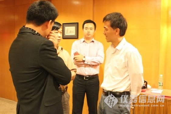 客户与MTS-SANS工作人员探讨问题
